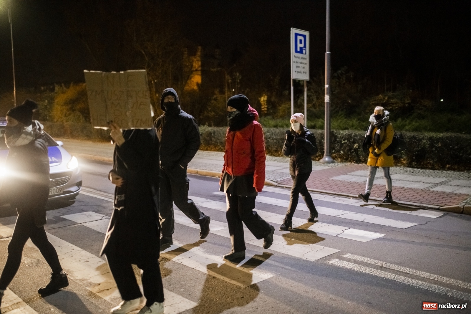 Zdjęcie w galerii na portalu naszraciborz.pl: Protest w Raciborzu. Uczestnicy spacerowali wokół skrzyżowania przy sądzie [FOTO i WIDEO] wiadomości z regionu