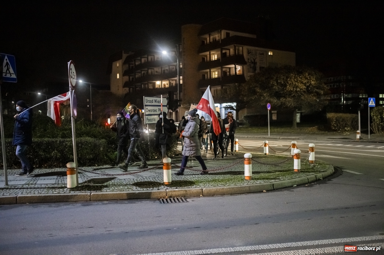 Zdjęcie w galerii na portalu naszraciborz.pl: Protest w Raciborzu. Uczestnicy spacerowali wokół skrzyżowania przy sądzie [FOTO i WIDEO] wiadomości z regionu