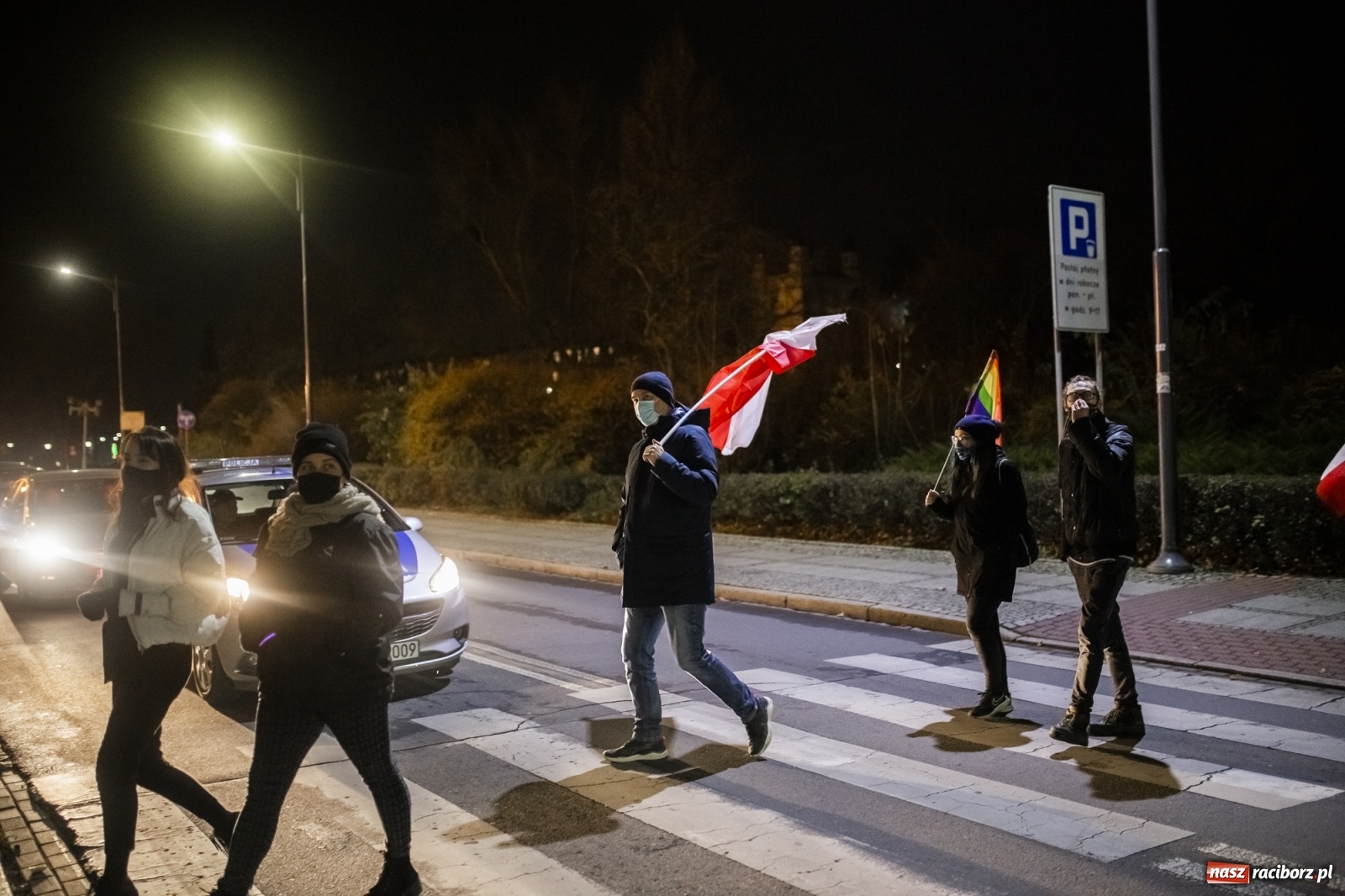 Zdjęcie w galerii na portalu naszraciborz.pl: Protest w Raciborzu. Uczestnicy spacerowali wokół skrzyżowania przy sądzie [FOTO i WIDEO] wiadomości z regionu