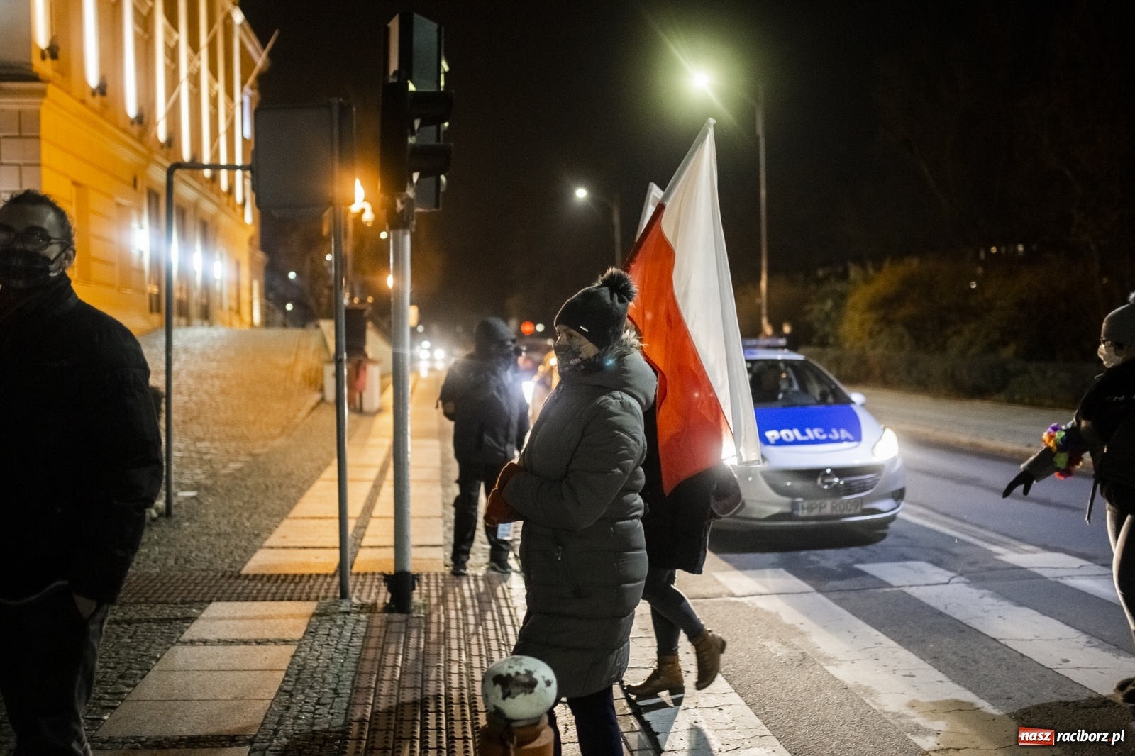 Zdjęcie w galerii na portalu naszraciborz.pl: Protest w Raciborzu. Uczestnicy spacerowali wokół skrzyżowania przy sądzie [FOTO i WIDEO] wiadomości z regionu