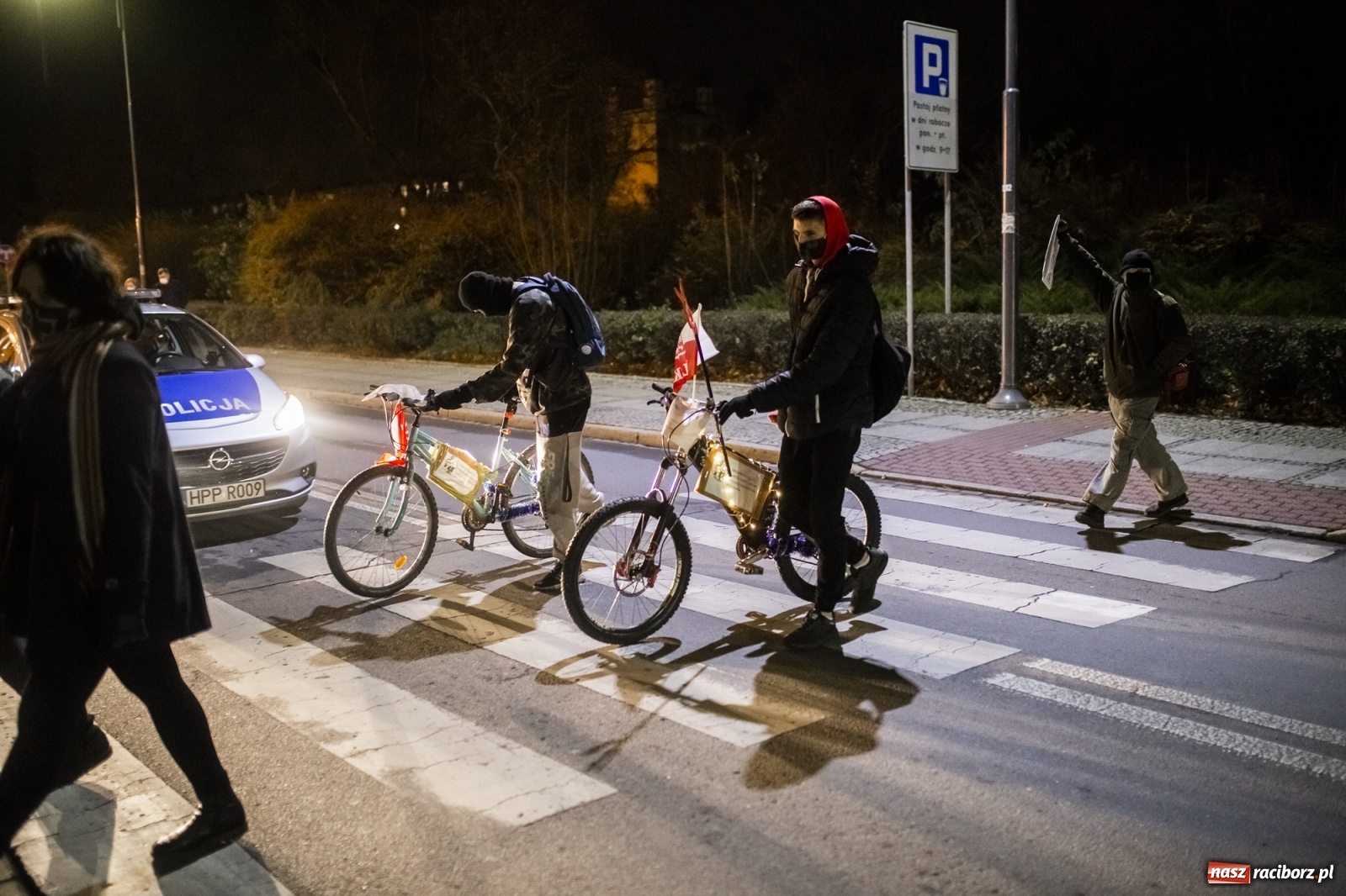 Zdjęcie w galerii na portalu naszraciborz.pl: Protest w Raciborzu. Uczestnicy spacerowali wokół skrzyżowania przy sądzie [FOTO i WIDEO] wiadomości z regionu