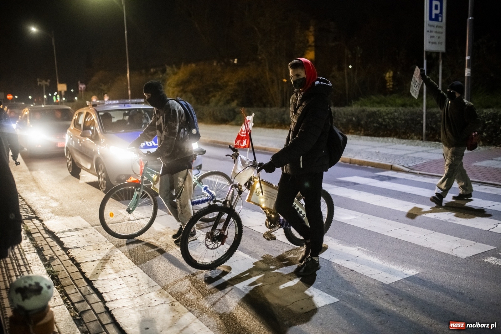 Zdjęcie w galerii na portalu naszraciborz.pl: Protest w Raciborzu. Uczestnicy spacerowali wokół skrzyżowania przy sądzie [FOTO i WIDEO] wiadomości z regionu