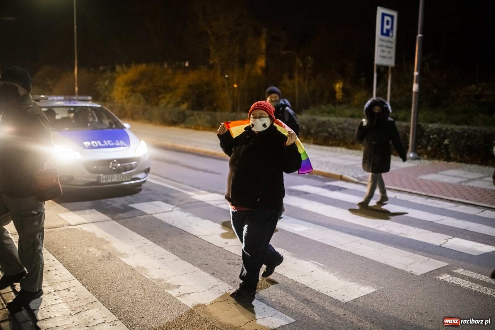 Zdjęcie w galerii na portalu naszraciborz.pl: Protest w Raciborzu. Uczestnicy spacerowali wokół skrzyżowania przy sądzie [FOTO i WIDEO] wiadomości z regionu