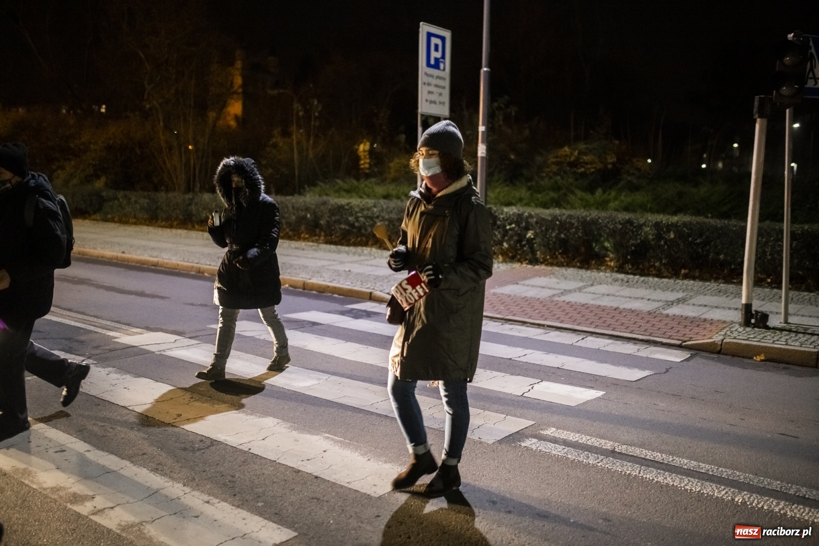 Zdjęcie w galerii na portalu naszraciborz.pl: Protest w Raciborzu. Uczestnicy spacerowali wokół skrzyżowania przy sądzie [FOTO i WIDEO] wiadomości z regionu