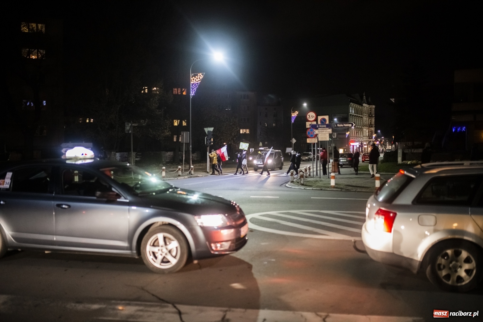 Zdjęcie w galerii na portalu naszraciborz.pl: Protest w Raciborzu. Uczestnicy spacerowali wokół skrzyżowania przy sądzie [FOTO i WIDEO] wiadomości z regionu