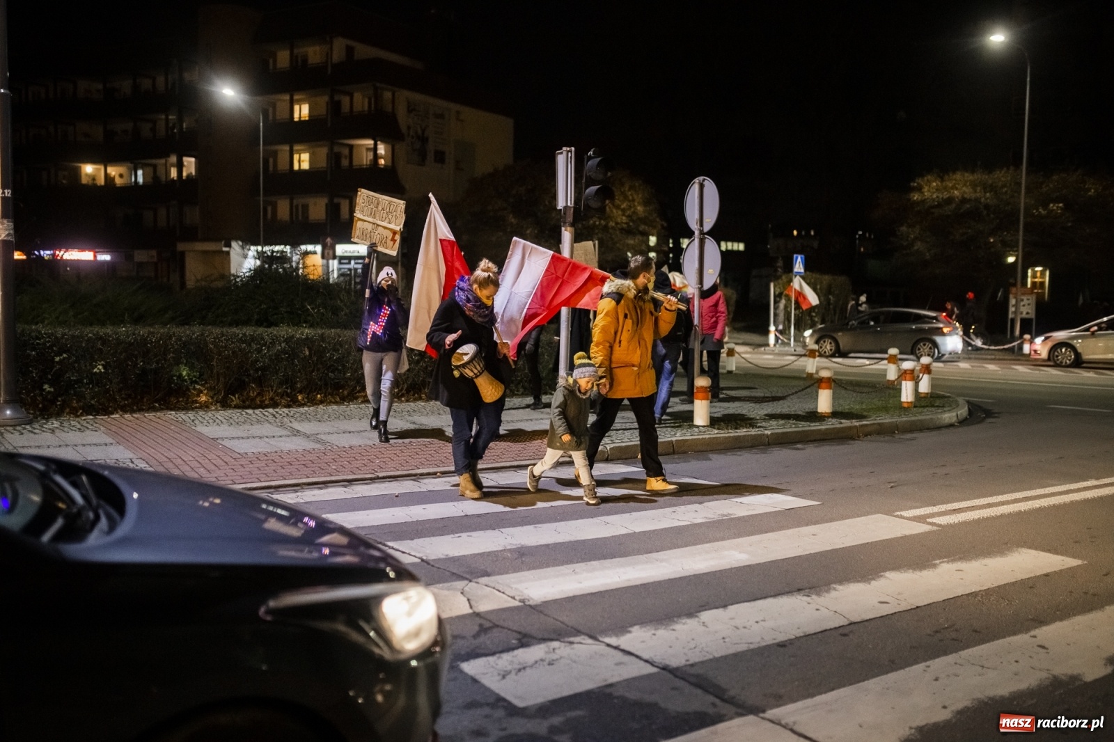 Zdjęcie w galerii na portalu naszraciborz.pl: Protest w Raciborzu. Uczestnicy spacerowali wokół skrzyżowania przy sądzie [FOTO i WIDEO] wiadomości z regionu
