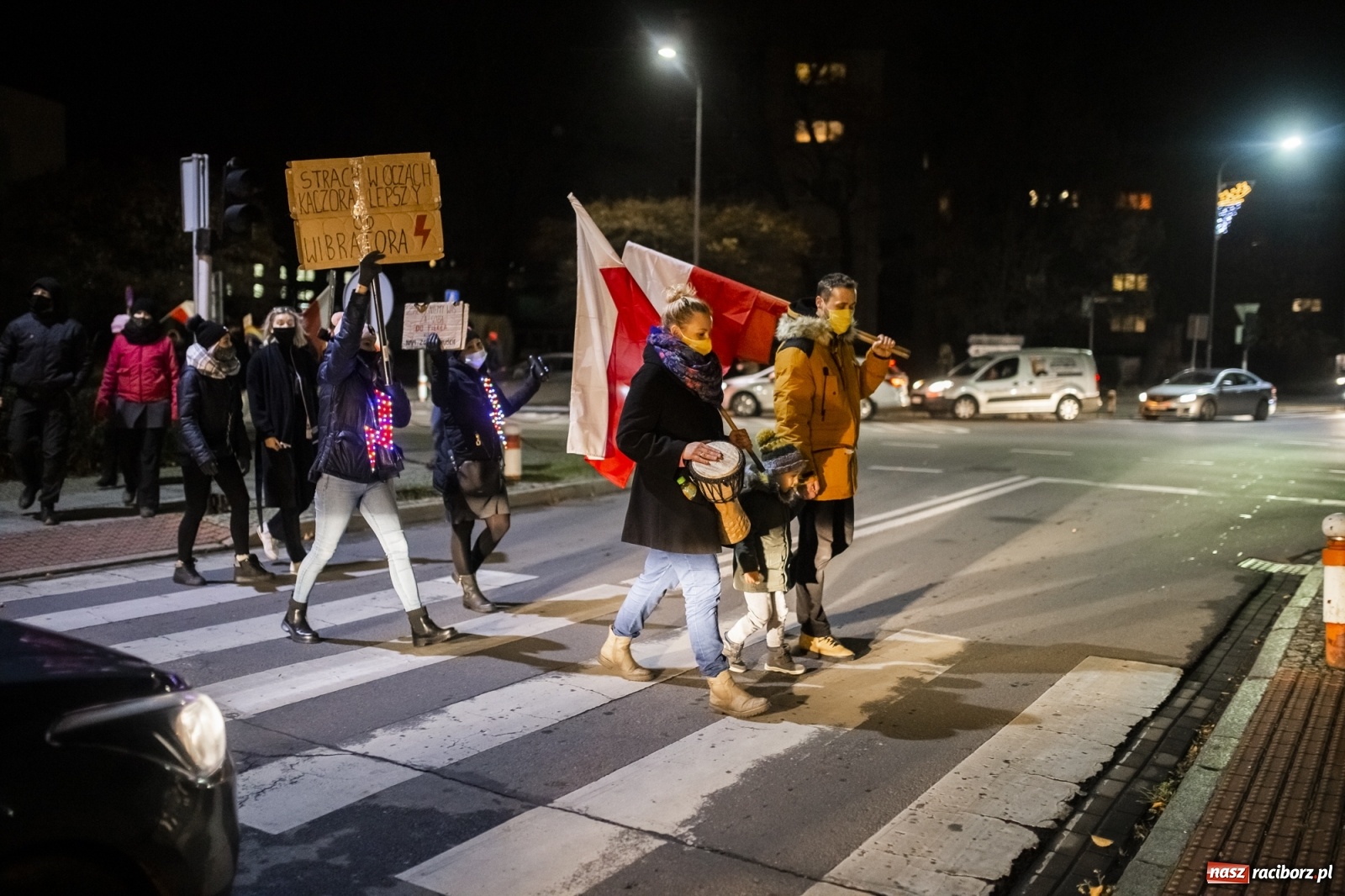 Zdjęcie w galerii na portalu naszraciborz.pl: Protest w Raciborzu. Uczestnicy spacerowali wokół skrzyżowania przy sądzie [FOTO i WIDEO] wiadomości z regionu