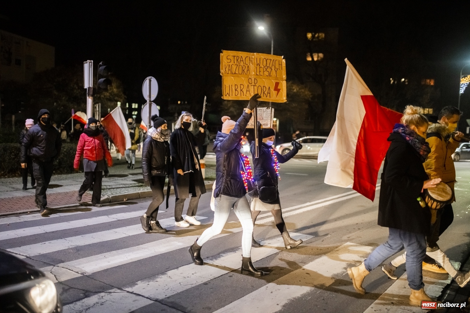 Zdjęcie w galerii na portalu naszraciborz.pl: Protest w Raciborzu. Uczestnicy spacerowali wokół skrzyżowania przy sądzie [FOTO i WIDEO] wiadomości z regionu