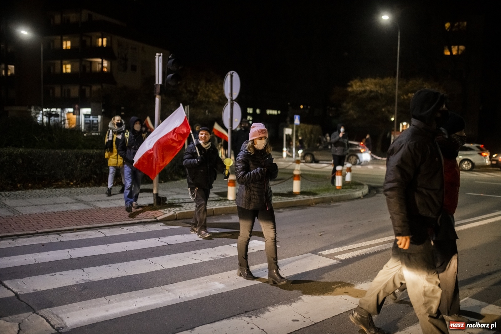 Zdjęcie w galerii na portalu naszraciborz.pl: Protest w Raciborzu. Uczestnicy spacerowali wokół skrzyżowania przy sądzie [FOTO i WIDEO] wiadomości z regionu