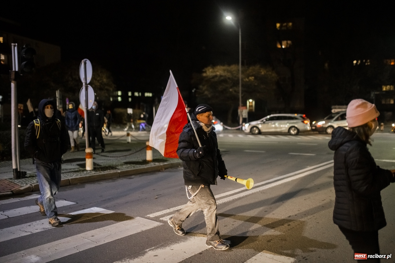 Zdjęcie w galerii na portalu naszraciborz.pl: Protest w Raciborzu. Uczestnicy spacerowali wokół skrzyżowania przy sądzie [FOTO i WIDEO] wiadomości z regionu