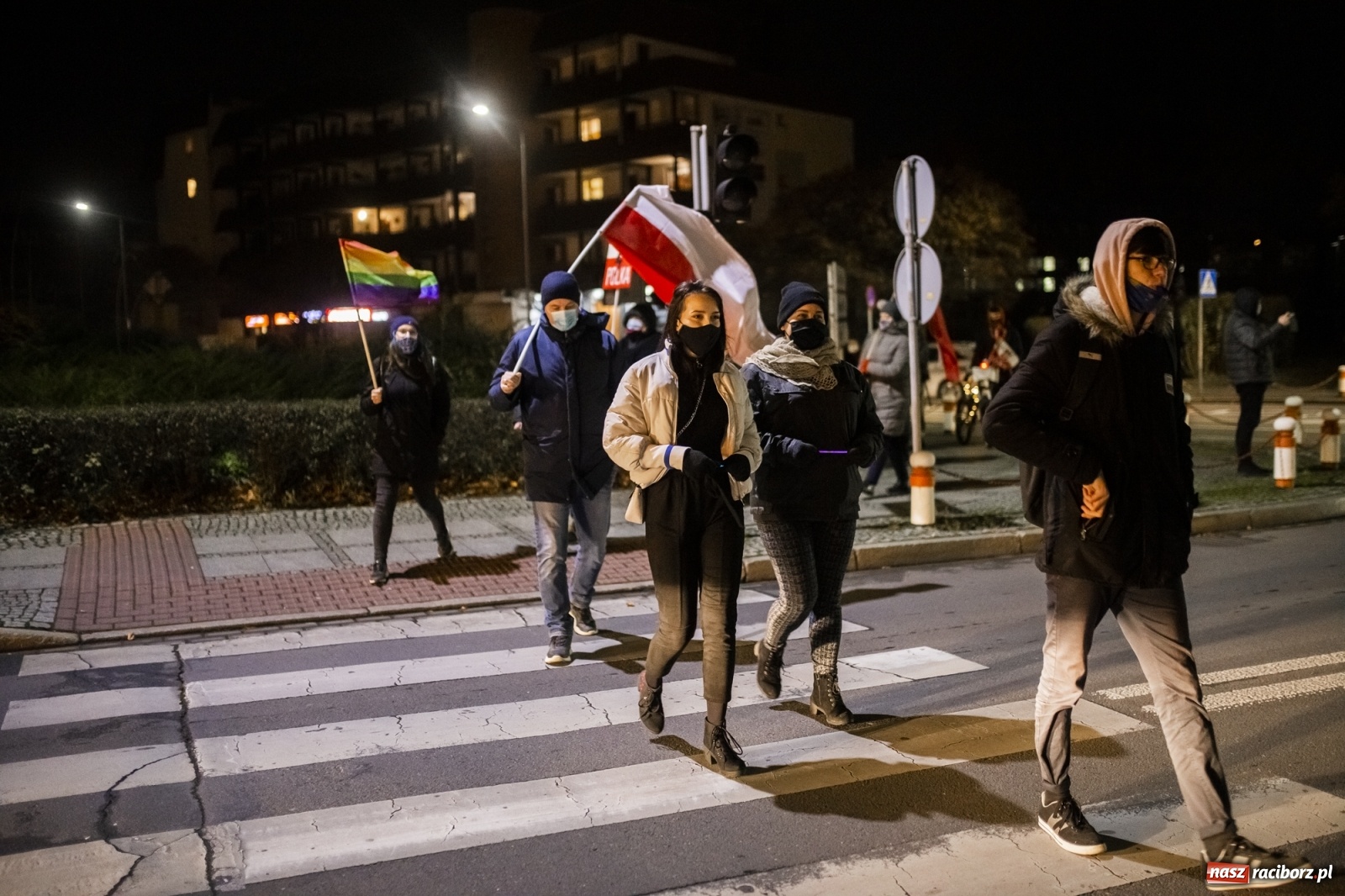 Zdjęcie w galerii na portalu naszraciborz.pl: Protest w Raciborzu. Uczestnicy spacerowali wokół skrzyżowania przy sądzie [FOTO i WIDEO] wiadomości z regionu