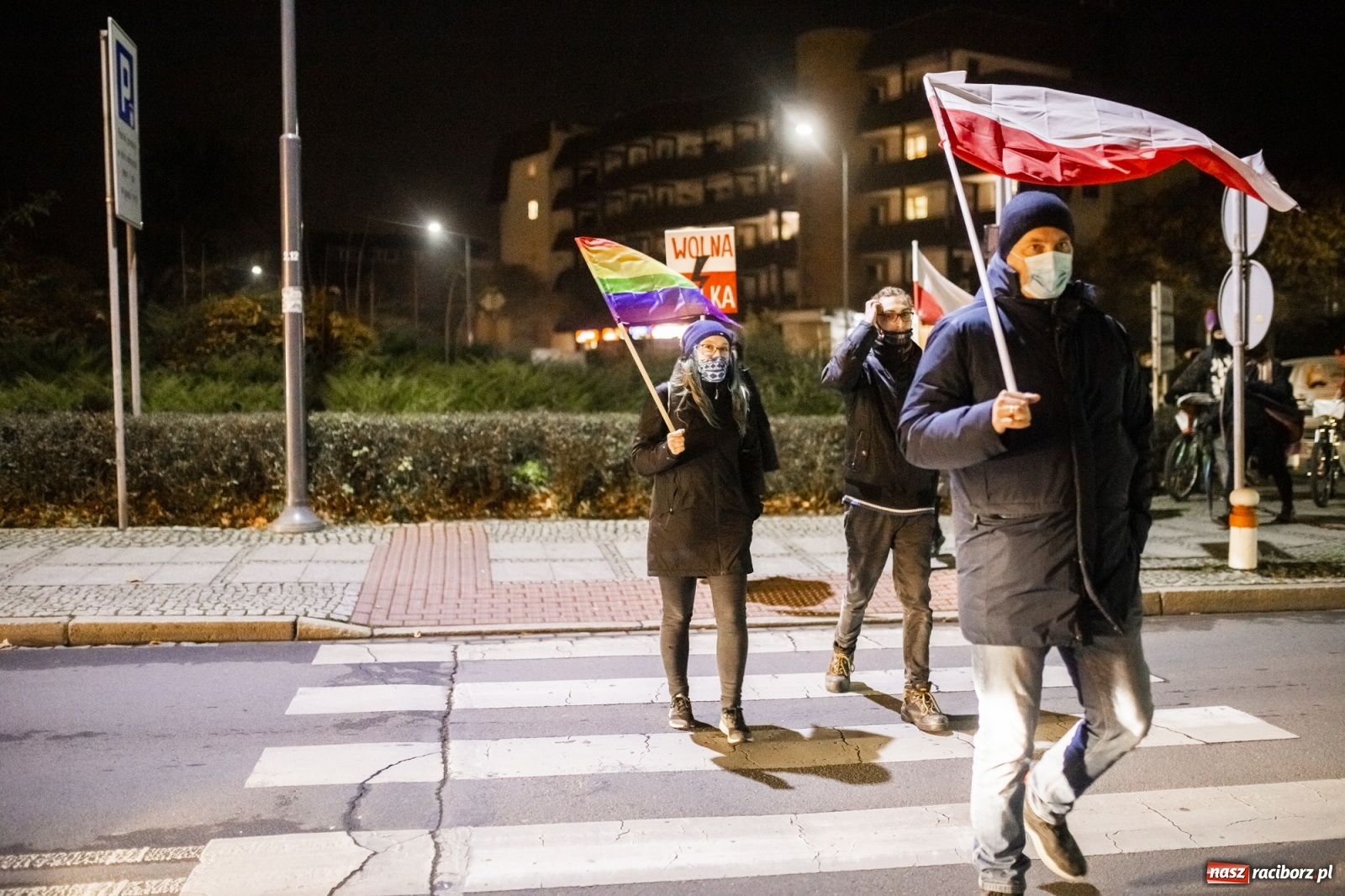 Zdjęcie w galerii na portalu naszraciborz.pl: Protest w Raciborzu. Uczestnicy spacerowali wokół skrzyżowania przy sądzie [FOTO i WIDEO] wiadomości z regionu