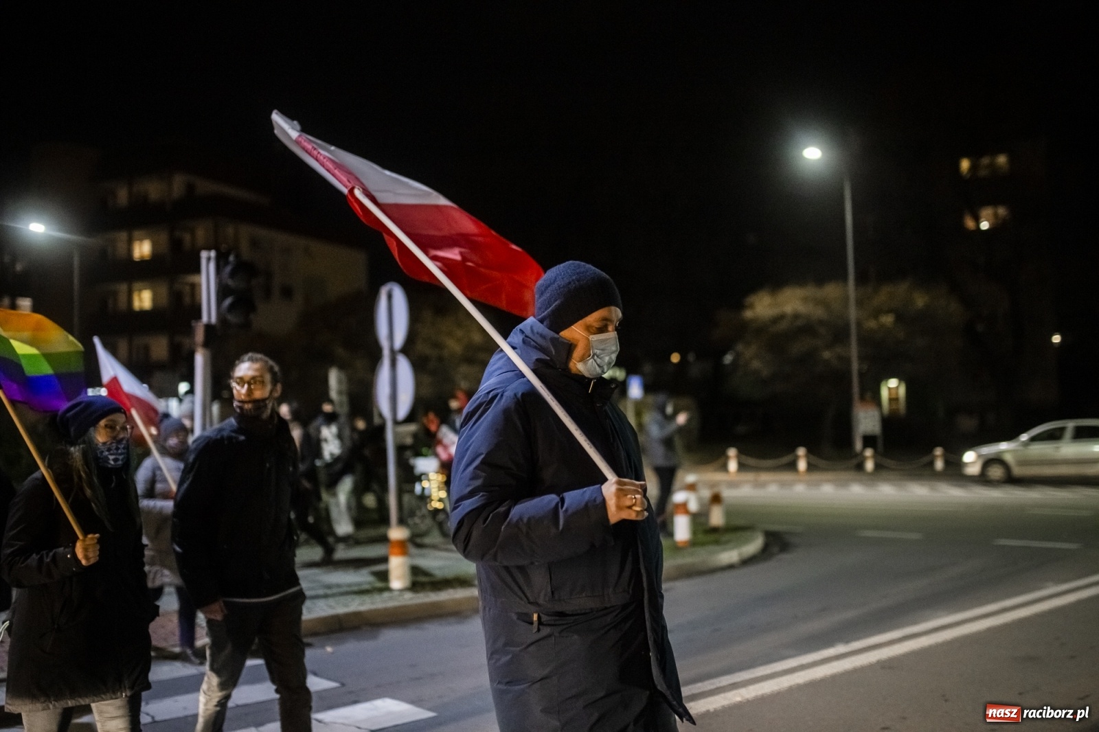 Zdjęcie w galerii na portalu naszraciborz.pl: Protest w Raciborzu. Uczestnicy spacerowali wokół skrzyżowania przy sądzie [FOTO i WIDEO] wiadomości z regionu