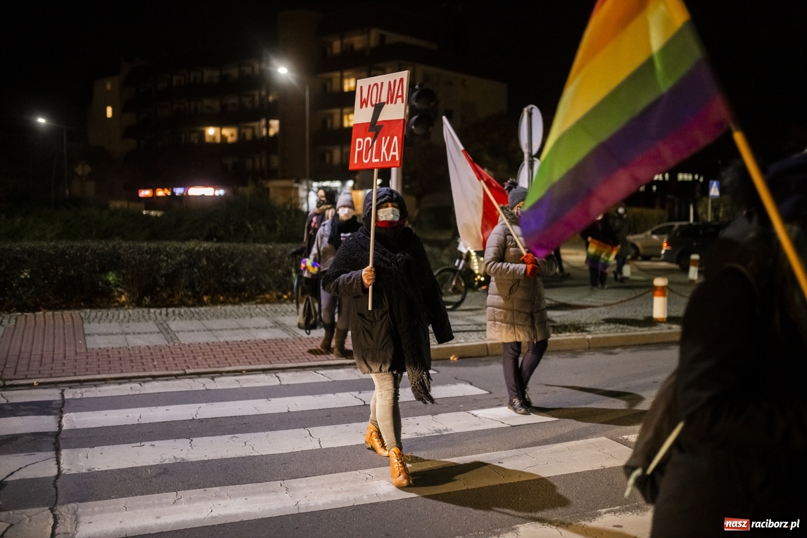 Zdjęcie w galerii na portalu naszraciborz.pl: Protest w Raciborzu. Uczestnicy spacerowali wokół skrzyżowania przy sądzie [FOTO i WIDEO] wiadomości z regionu