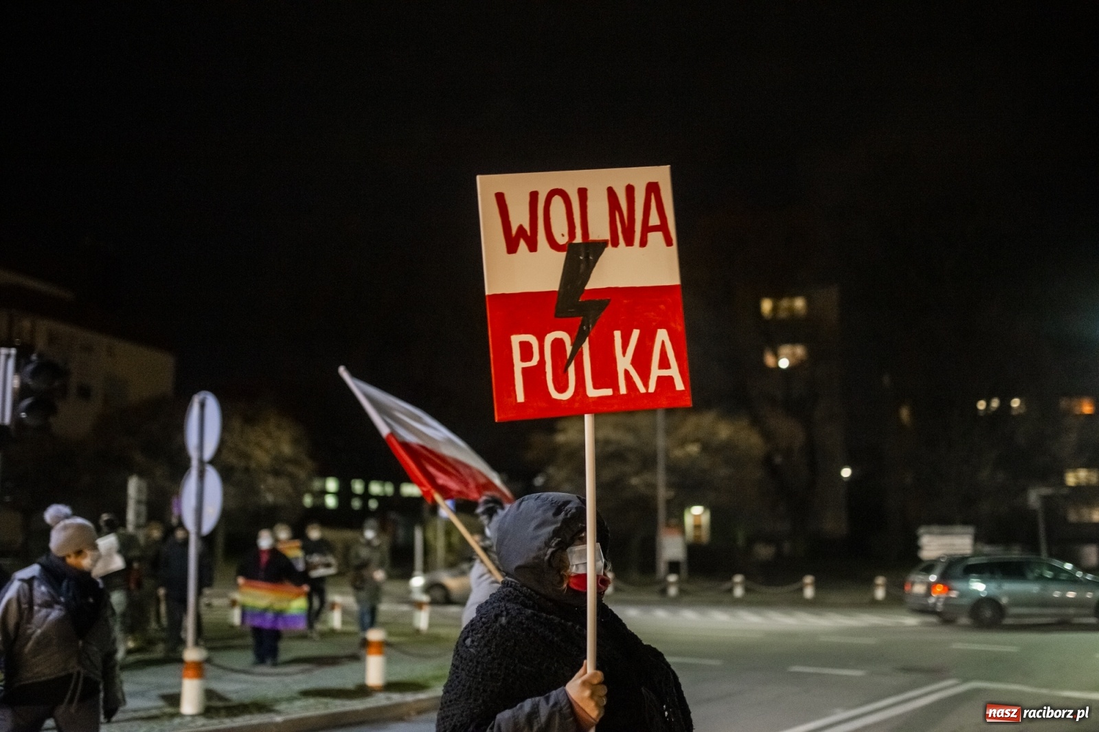 Zdjęcie w galerii na portalu naszraciborz.pl: Protest w Raciborzu. Uczestnicy spacerowali wokół skrzyżowania przy sądzie [FOTO i WIDEO] wiadomości z regionu
