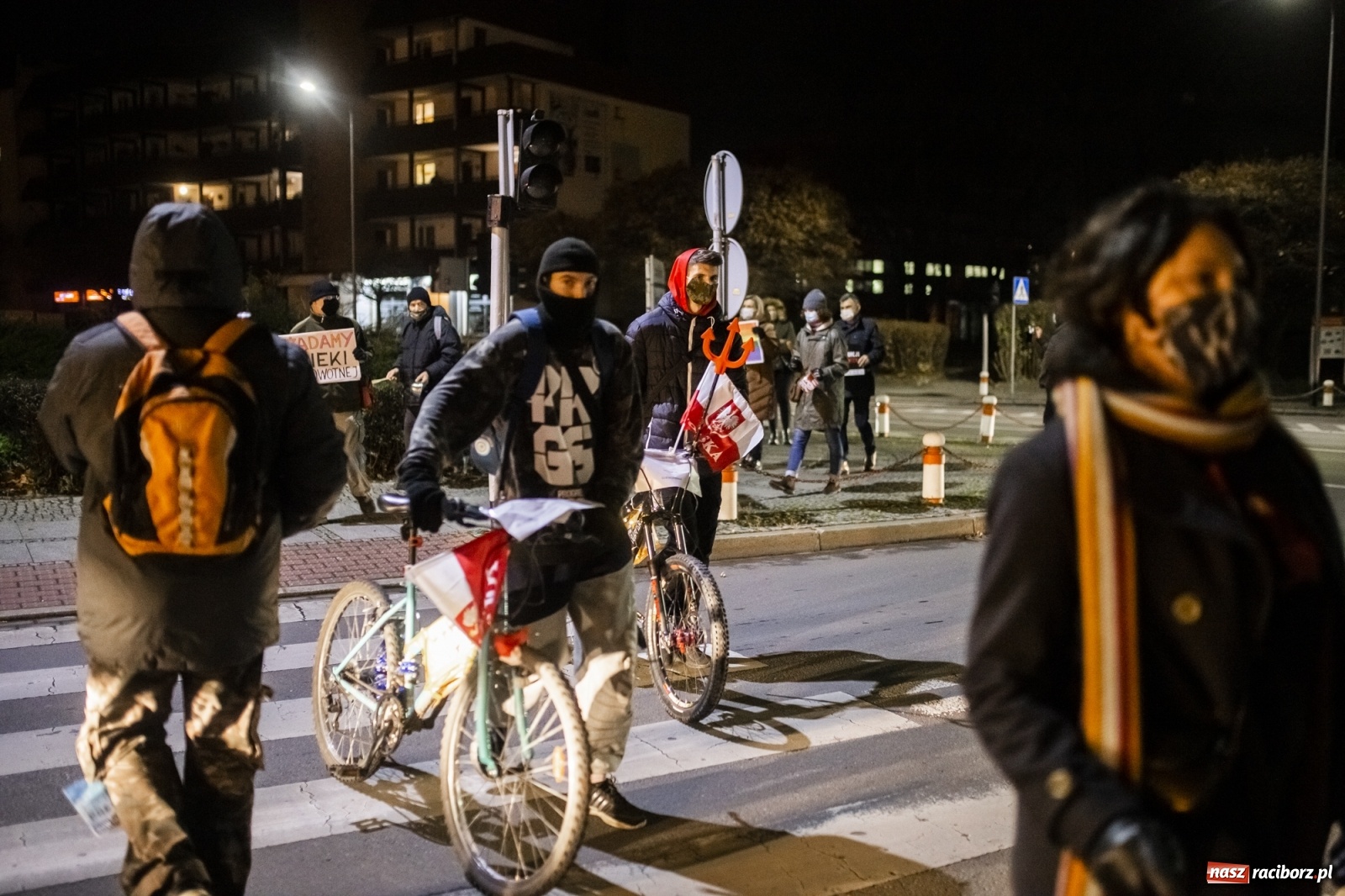 Zdjęcie w galerii na portalu naszraciborz.pl: Protest w Raciborzu. Uczestnicy spacerowali wokół skrzyżowania przy sądzie [FOTO i WIDEO] wiadomości z regionu