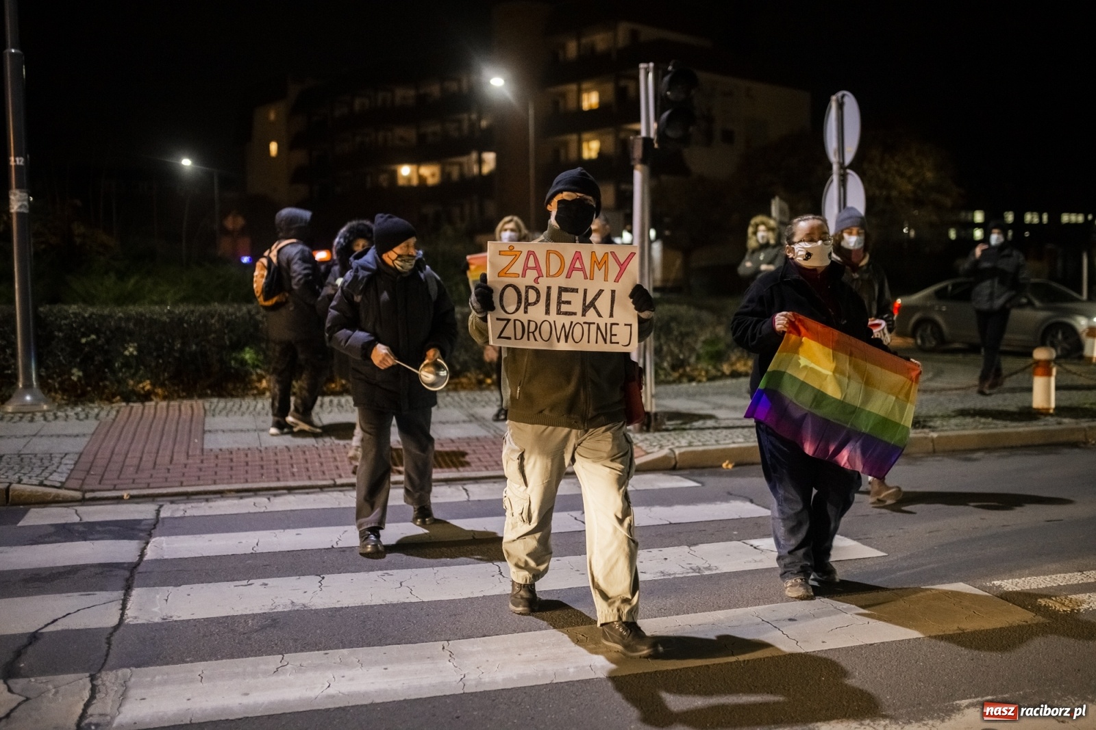 Zdjęcie w galerii na portalu naszraciborz.pl: Protest w Raciborzu. Uczestnicy spacerowali wokół skrzyżowania przy sądzie [FOTO i WIDEO] wiadomości z regionu