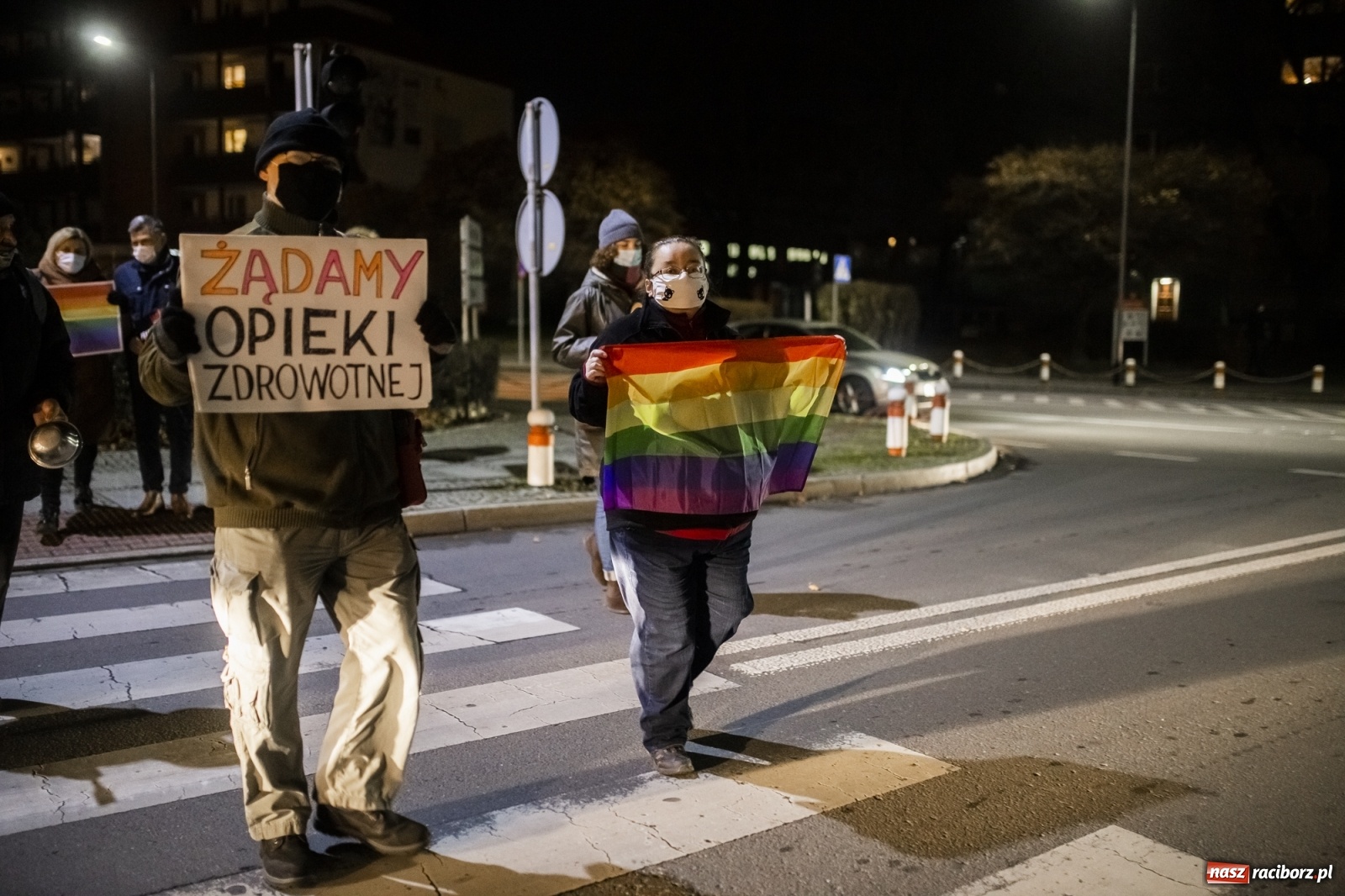 Zdjęcie w galerii na portalu naszraciborz.pl: Protest w Raciborzu. Uczestnicy spacerowali wokół skrzyżowania przy sądzie [FOTO i WIDEO] wiadomości z regionu