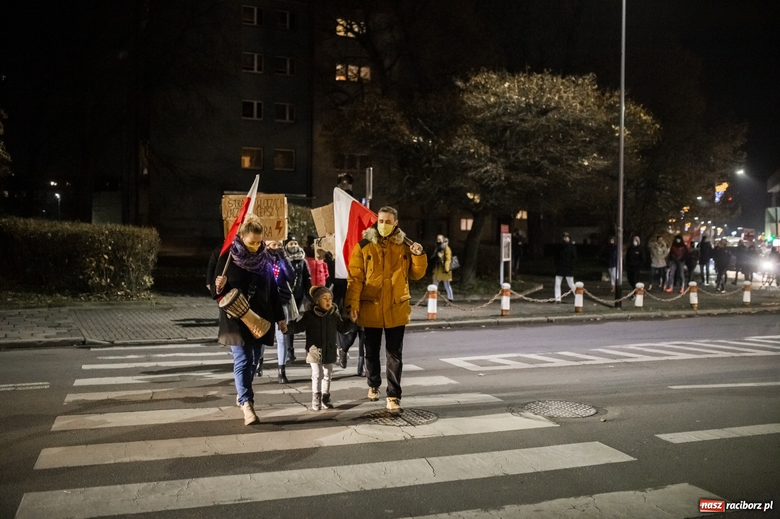 Zdjęcie w galerii na portalu naszraciborz.pl: Protest w Raciborzu. Uczestnicy spacerowali wokół skrzyżowania przy sądzie [FOTO i WIDEO] wiadomości z regionu