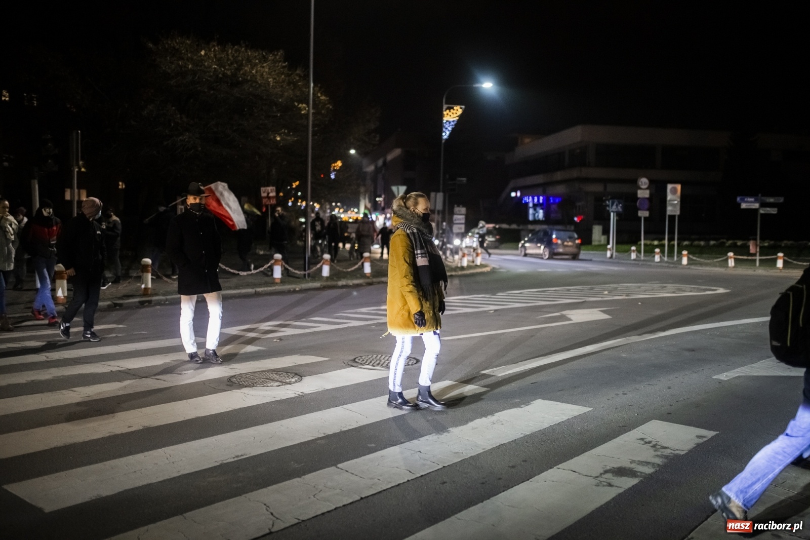 Zdjęcie w galerii na portalu naszraciborz.pl: Protest w Raciborzu. Uczestnicy spacerowali wokół skrzyżowania przy sądzie [FOTO i WIDEO] wiadomości z regionu
