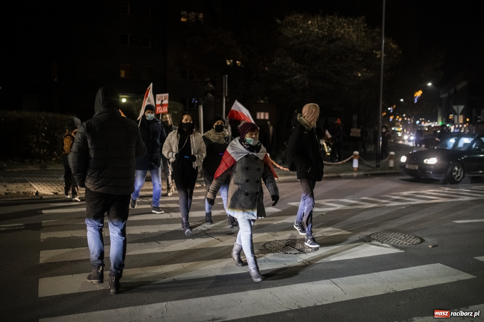 Zdjęcie w galerii na portalu naszraciborz.pl: Protest w Raciborzu. Uczestnicy spacerowali wokół skrzyżowania przy sądzie [FOTO i WIDEO] wiadomości z regionu