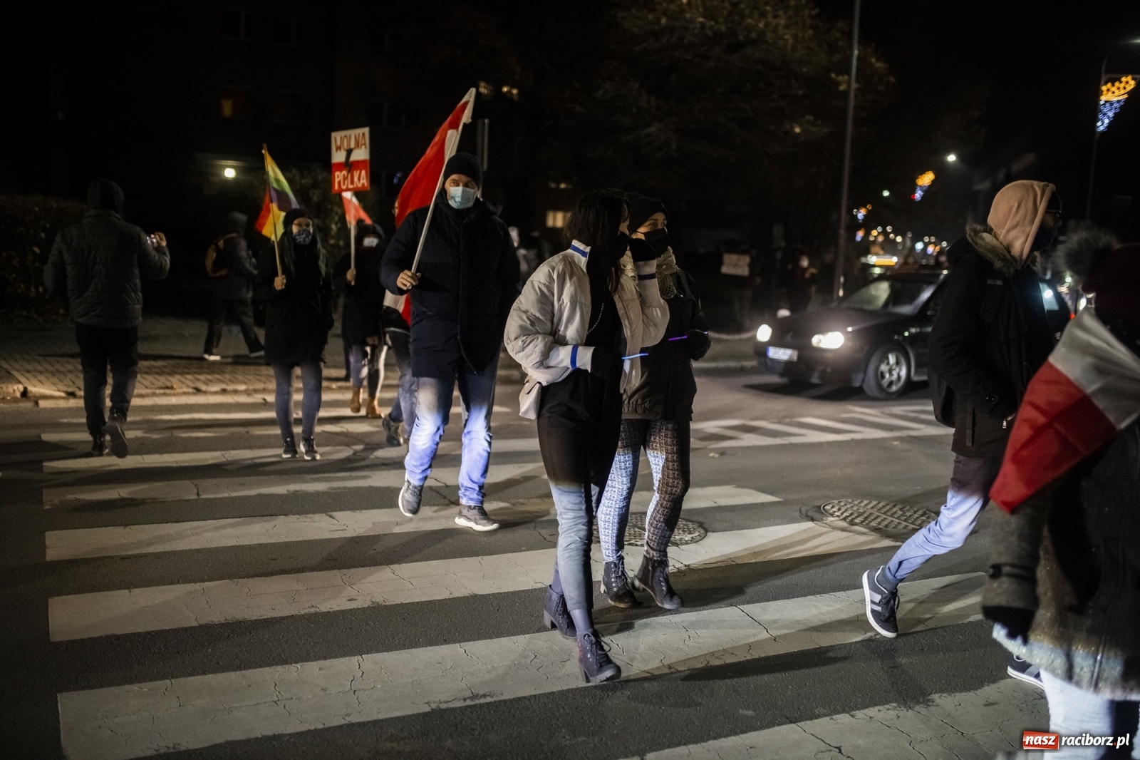 Zdjęcie w galerii na portalu naszraciborz.pl: Protest w Raciborzu. Uczestnicy spacerowali wokół skrzyżowania przy sądzie [FOTO i WIDEO] wiadomości z regionu