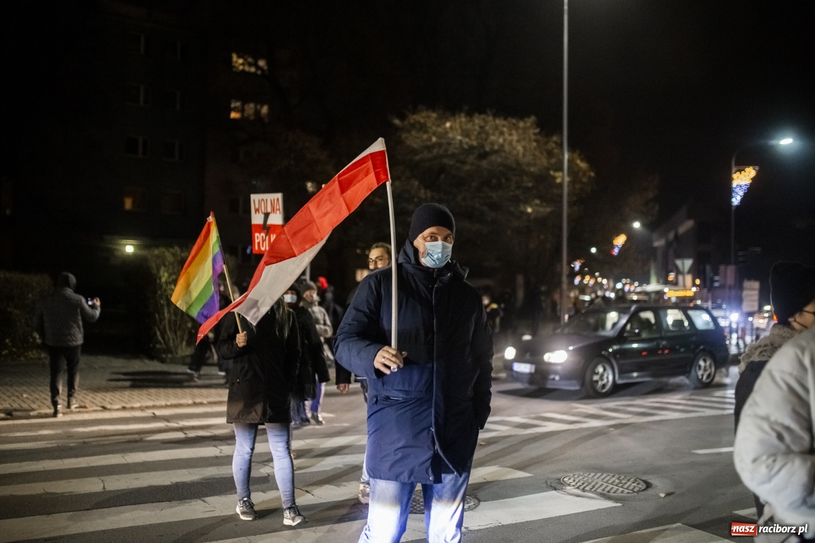 Zdjęcie w galerii na portalu naszraciborz.pl: Protest w Raciborzu. Uczestnicy spacerowali wokół skrzyżowania przy sądzie [FOTO i WIDEO] wiadomości z regionu