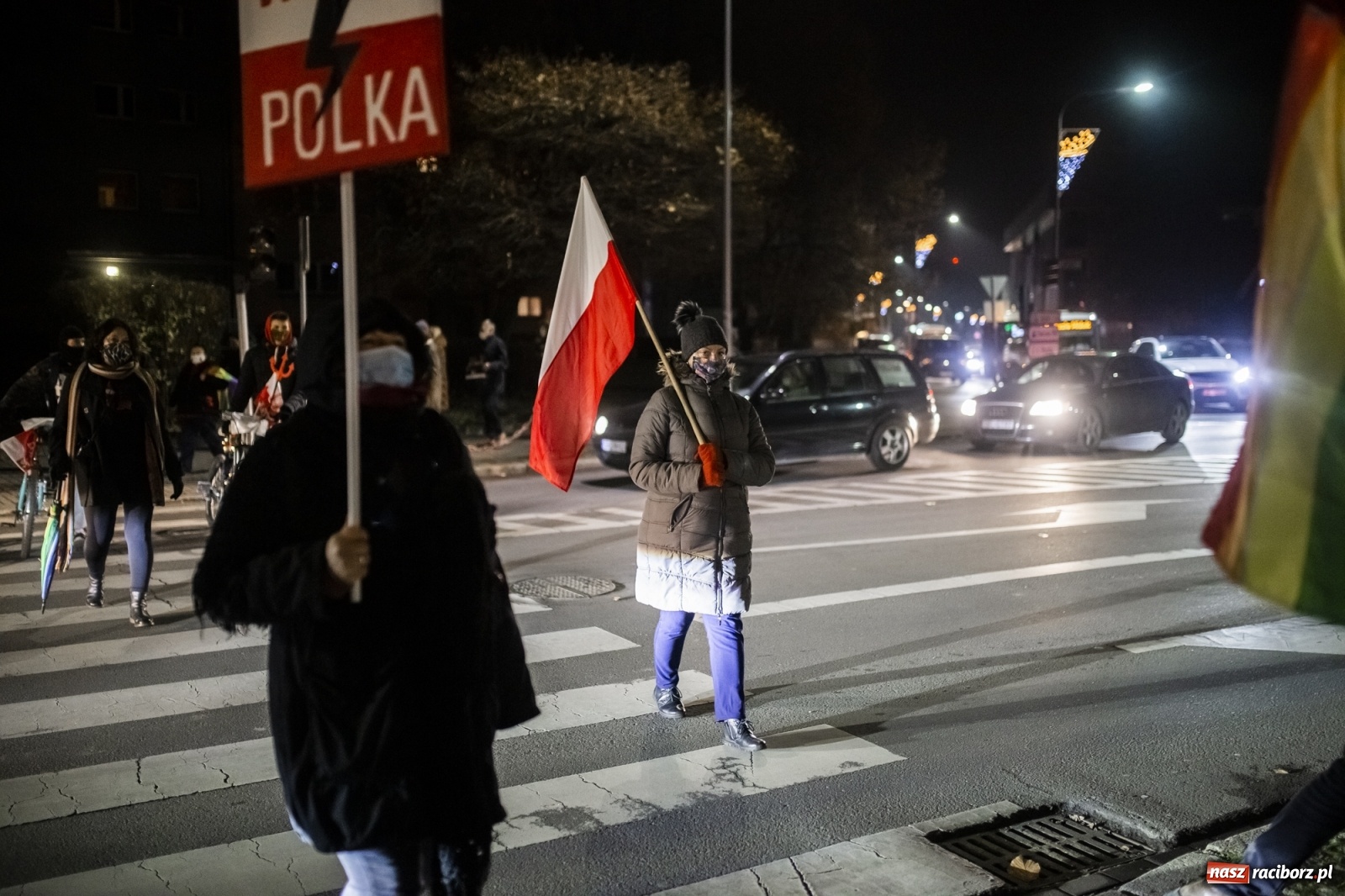 Zdjęcie w galerii na portalu naszraciborz.pl: Protest w Raciborzu. Uczestnicy spacerowali wokół skrzyżowania przy sądzie [FOTO i WIDEO] wiadomości z regionu