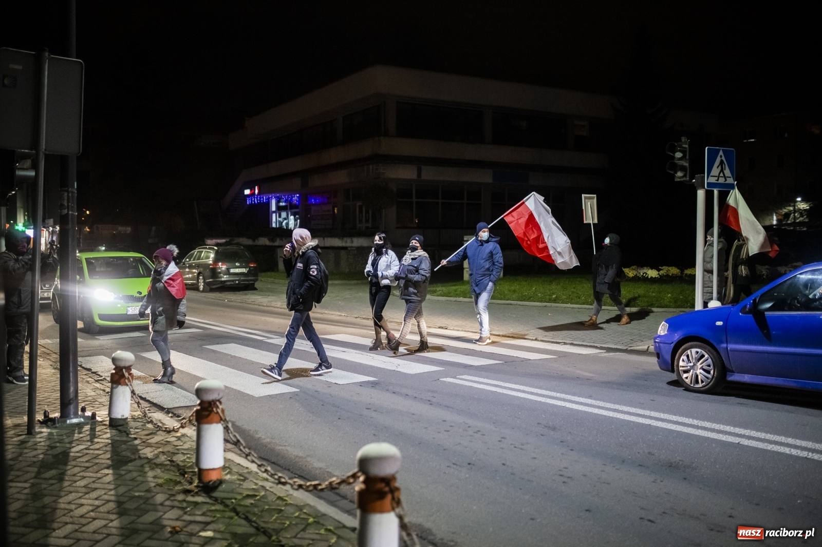 Zdjęcie w galerii na portalu naszraciborz.pl: Protest w Raciborzu. Uczestnicy spacerowali wokół skrzyżowania przy sądzie [FOTO i WIDEO] wiadomości z regionu