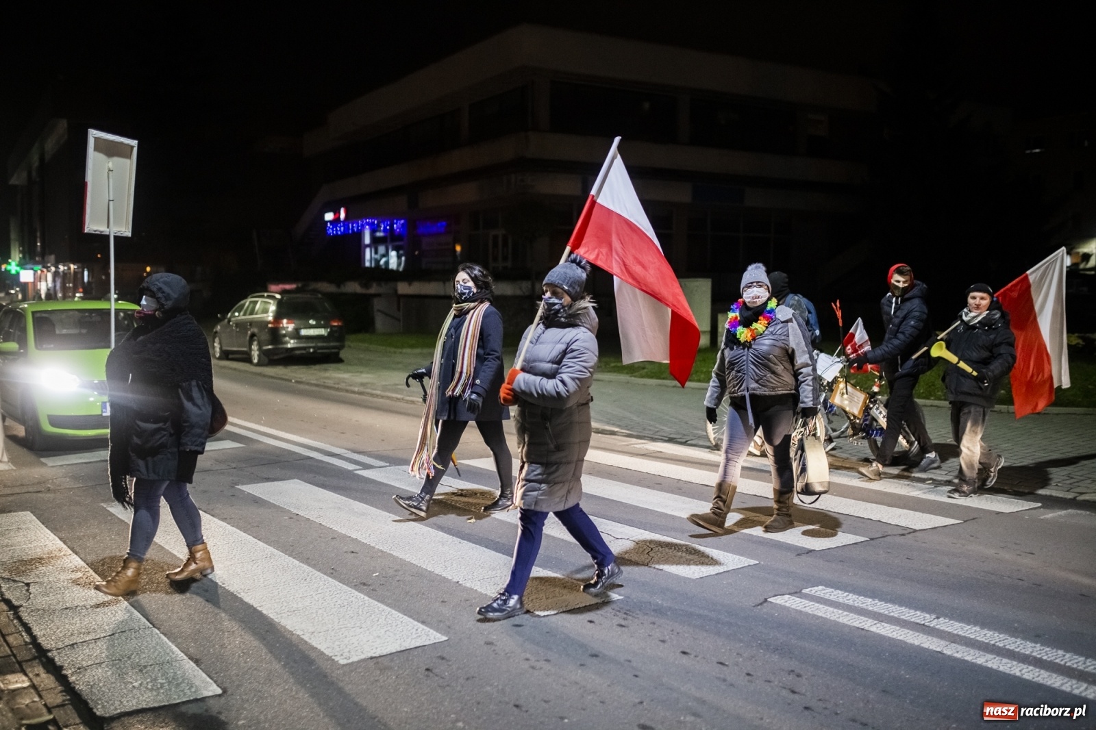 Zdjęcie w galerii na portalu naszraciborz.pl: Protest w Raciborzu. Uczestnicy spacerowali wokół skrzyżowania przy sądzie [FOTO i WIDEO] wiadomości z regionu