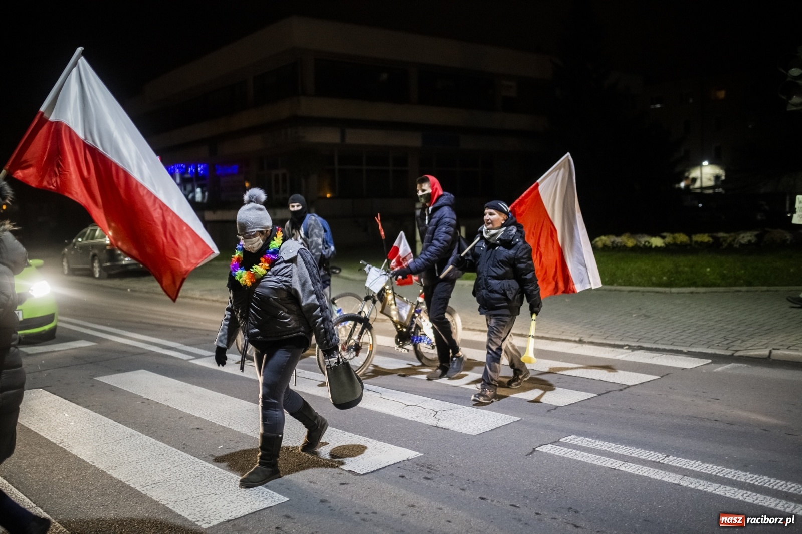 Zdjęcie w galerii na portalu naszraciborz.pl: Protest w Raciborzu. Uczestnicy spacerowali wokół skrzyżowania przy sądzie [FOTO i WIDEO] wiadomości z regionu