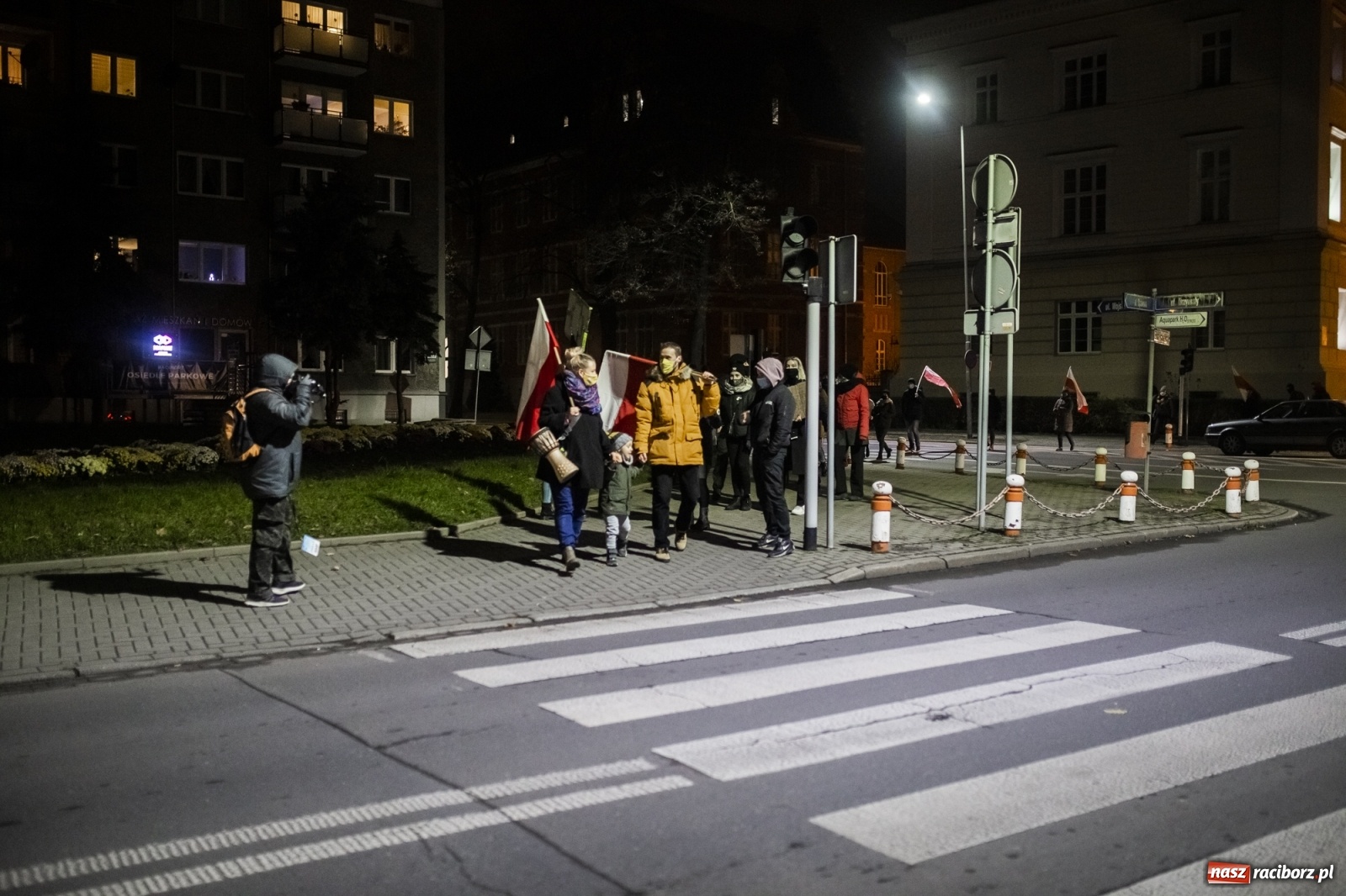 Zdjęcie w galerii na portalu naszraciborz.pl: Protest w Raciborzu. Uczestnicy spacerowali wokół skrzyżowania przy sądzie [FOTO i WIDEO] wiadomości z regionu