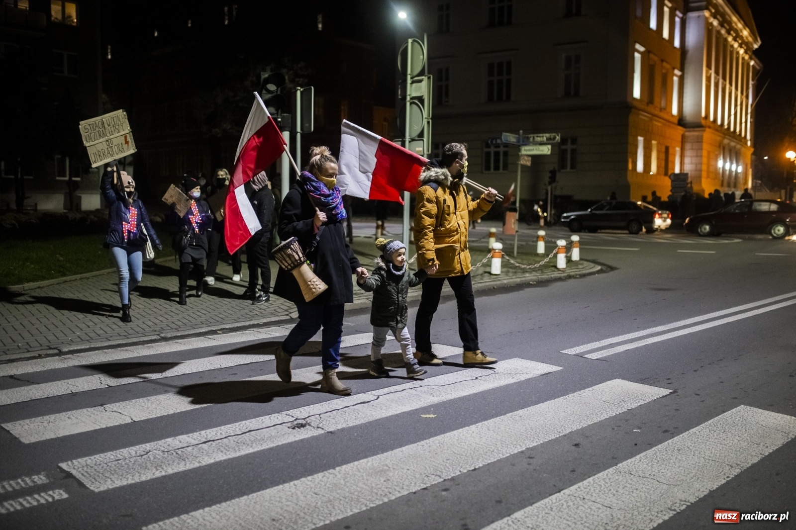 Zdjęcie w galerii na portalu naszraciborz.pl: Protest w Raciborzu. Uczestnicy spacerowali wokół skrzyżowania przy sądzie [FOTO i WIDEO] wiadomości z regionu