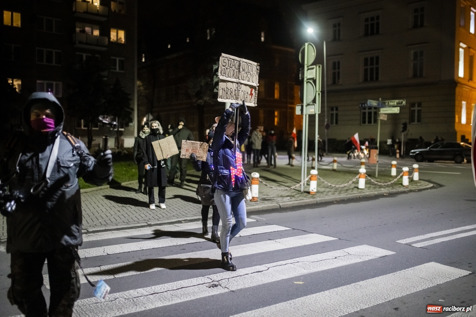 Zdjęcie w galerii na portalu naszraciborz.pl: Protest w Raciborzu. Uczestnicy spacerowali wokół skrzyżowania przy sądzie [FOTO i WIDEO] wiadomości z regionu