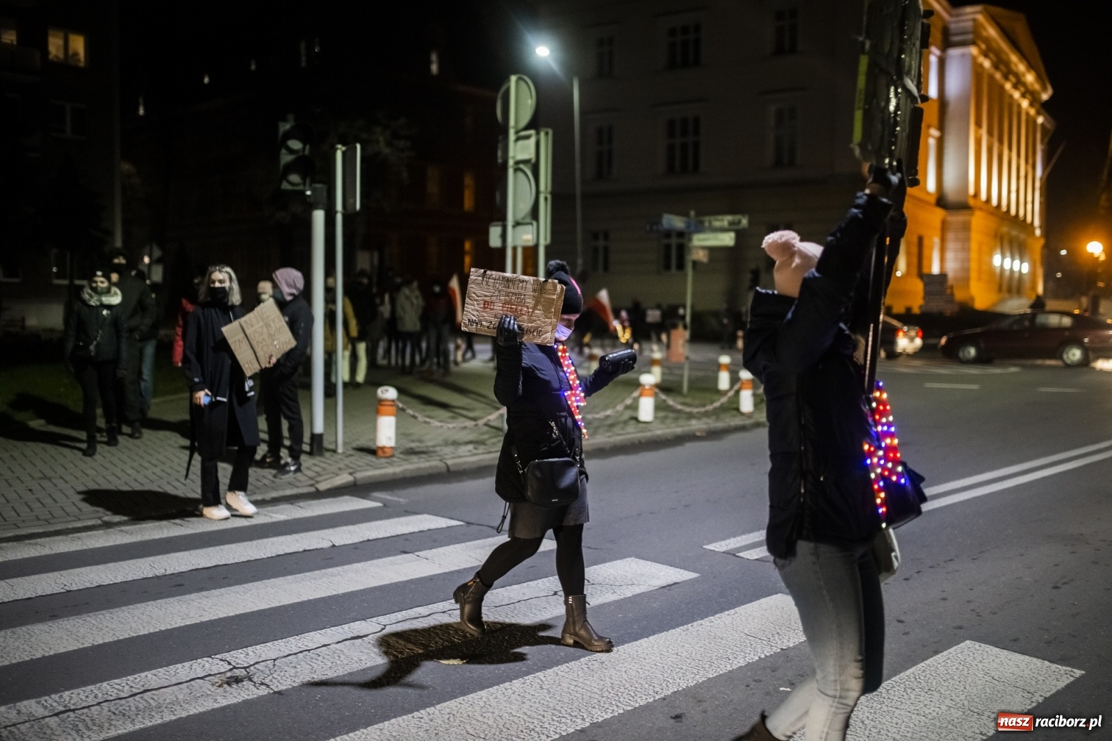 Zdjęcie w galerii na portalu naszraciborz.pl: Protest w Raciborzu. Uczestnicy spacerowali wokół skrzyżowania przy sądzie [FOTO i WIDEO] wiadomości z regionu