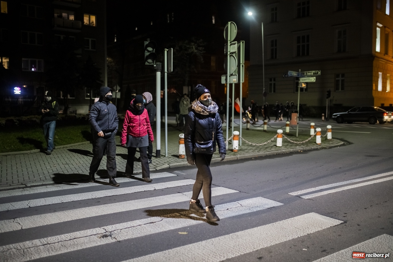 Zdjęcie w galerii na portalu naszraciborz.pl: Protest w Raciborzu. Uczestnicy spacerowali wokół skrzyżowania przy sądzie [FOTO i WIDEO] wiadomości z regionu