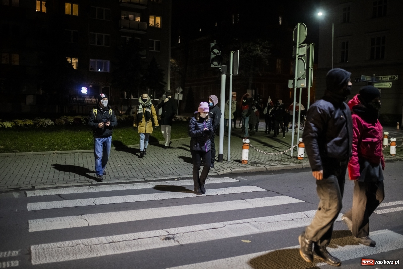 Zdjęcie w galerii na portalu naszraciborz.pl: Protest w Raciborzu. Uczestnicy spacerowali wokół skrzyżowania przy sądzie [FOTO i WIDEO] wiadomości z regionu