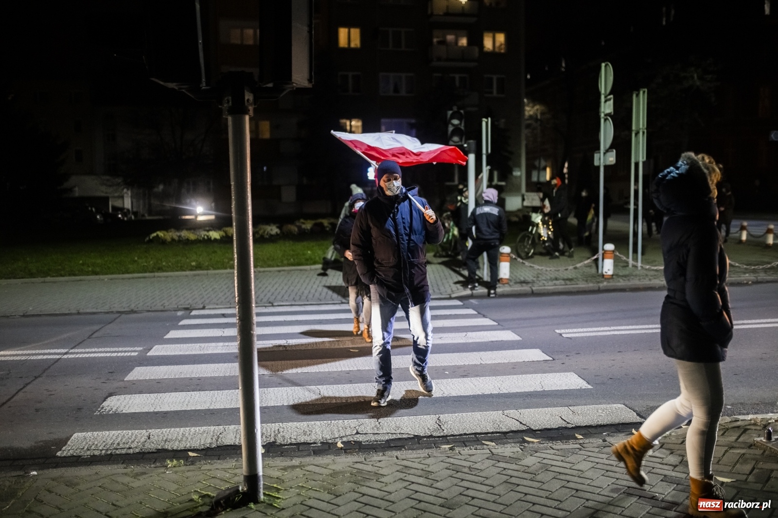 Zdjęcie w galerii na portalu naszraciborz.pl: Protest w Raciborzu. Uczestnicy spacerowali wokół skrzyżowania przy sądzie [FOTO i WIDEO] wiadomości z regionu