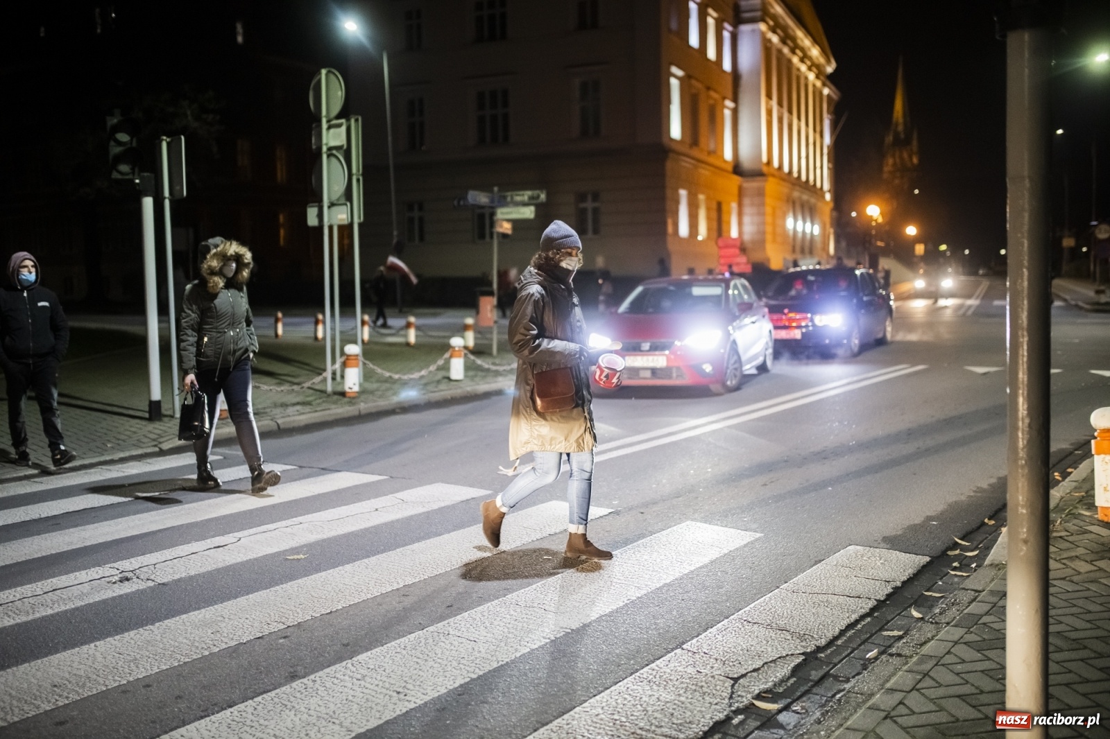 Zdjęcie w galerii na portalu naszraciborz.pl: Protest w Raciborzu. Uczestnicy spacerowali wokół skrzyżowania przy sądzie [FOTO i WIDEO] wiadomości z regionu