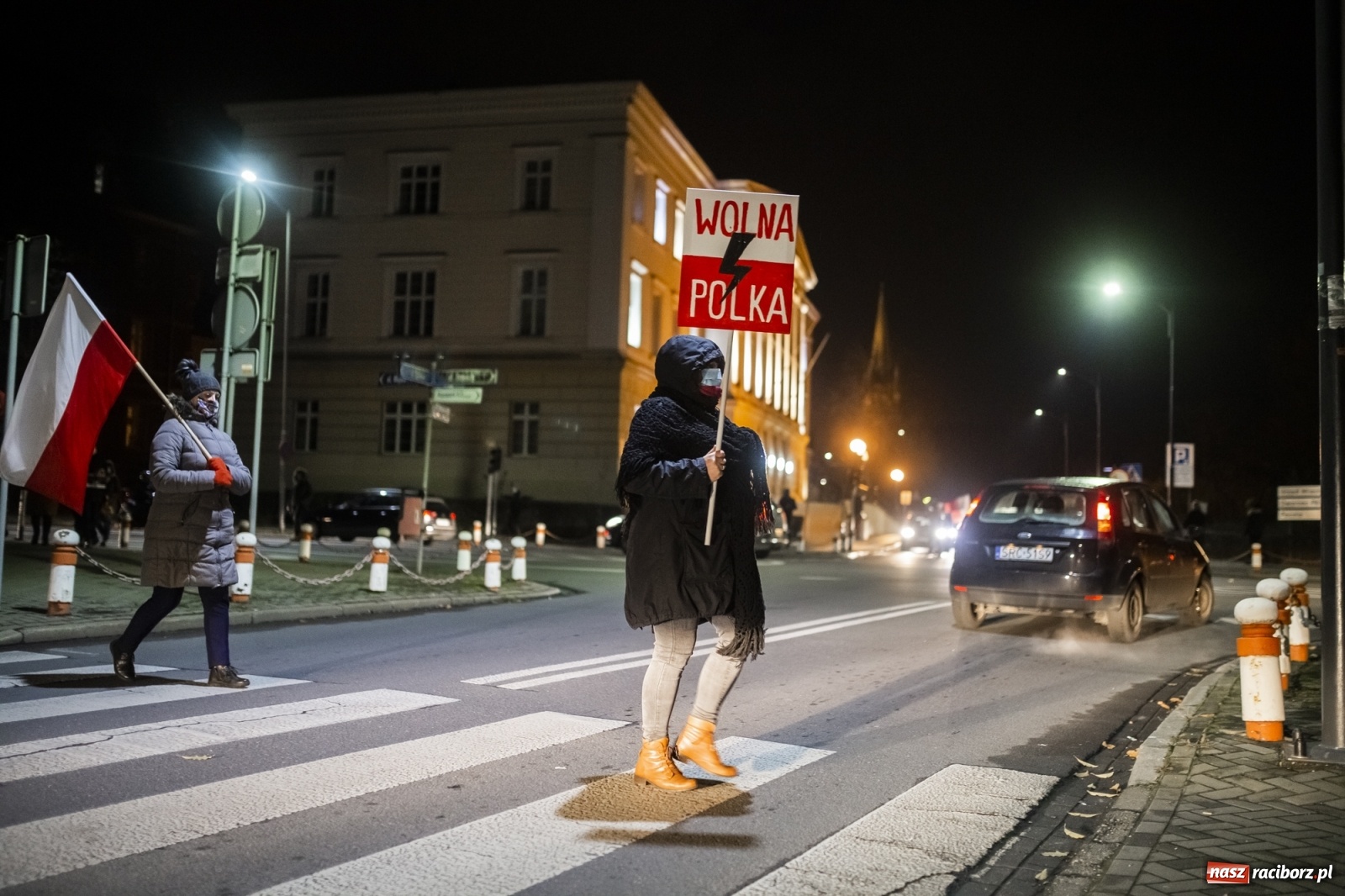 Zdjęcie w galerii na portalu naszraciborz.pl: Protest w Raciborzu. Uczestnicy spacerowali wokół skrzyżowania przy sądzie [FOTO i WIDEO] wiadomości z regionu