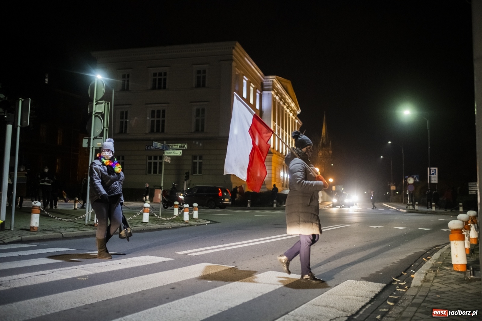 Zdjęcie w galerii na portalu naszraciborz.pl: Protest w Raciborzu. Uczestnicy spacerowali wokół skrzyżowania przy sądzie [FOTO i WIDEO] wiadomości z regionu