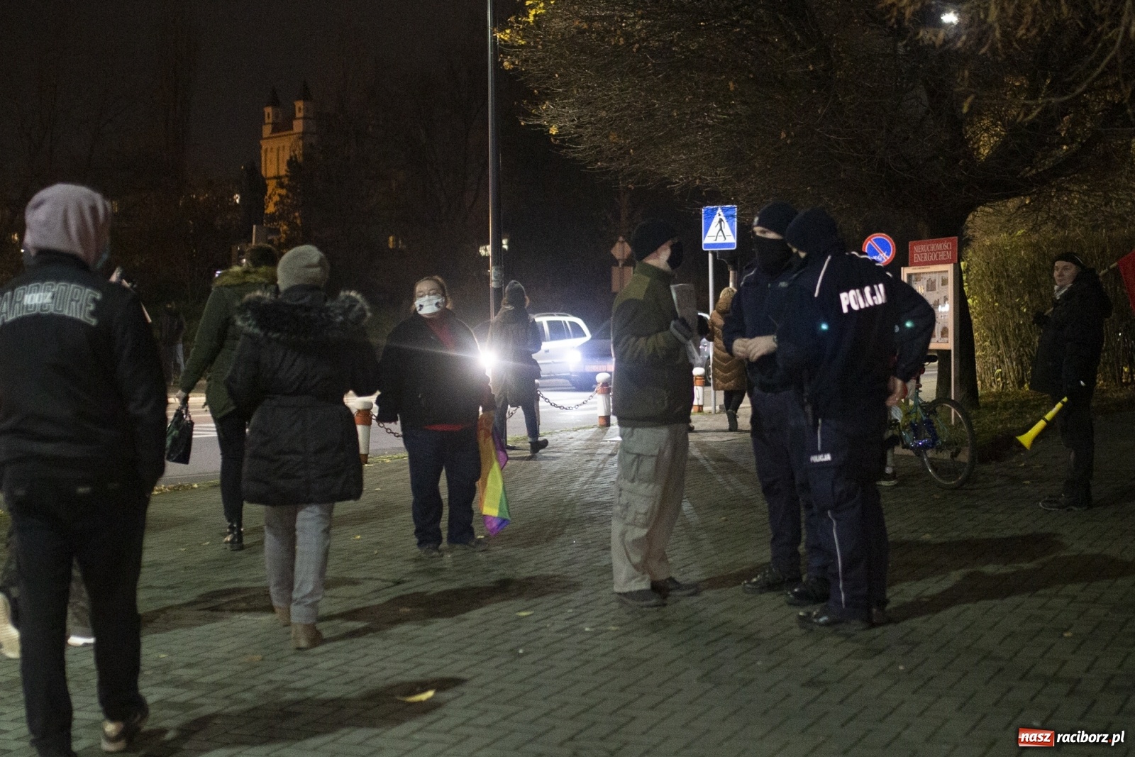 Zdjęcie w galerii na portalu naszraciborz.pl: Protest w Raciborzu. Uczestnicy spacerowali wokół skrzyżowania przy sądzie [FOTO i WIDEO] wiadomości z regionu