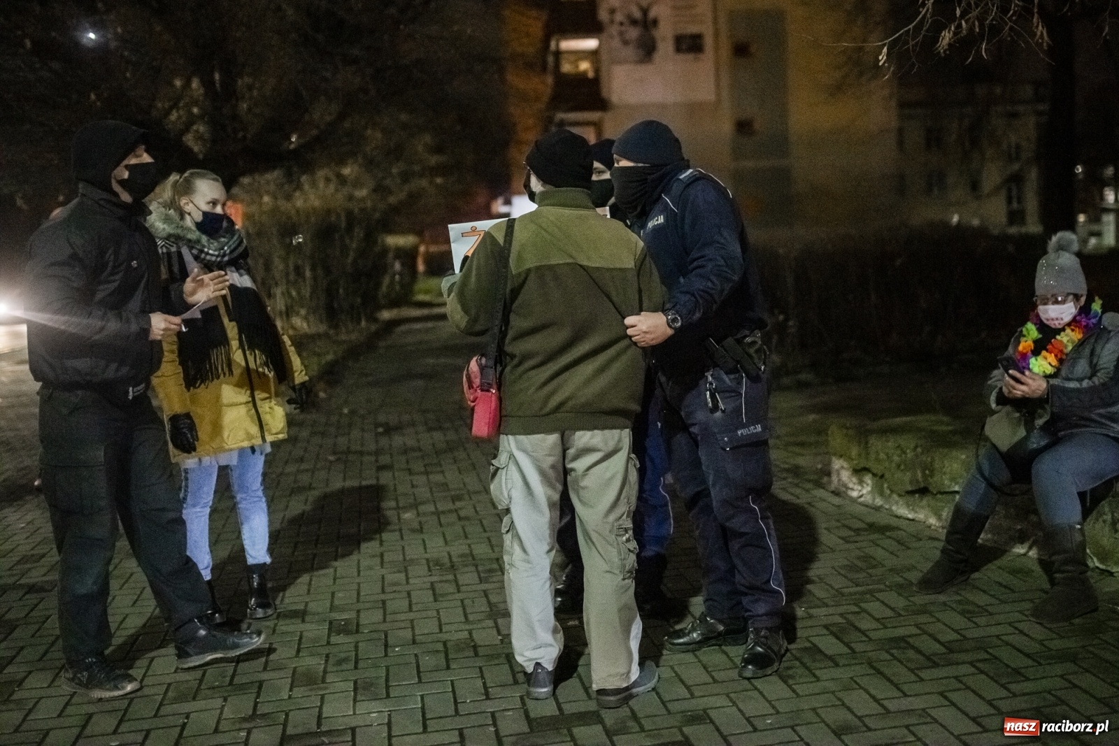 Zdjęcie w galerii na portalu naszraciborz.pl: Protest w Raciborzu. Uczestnicy spacerowali wokół skrzyżowania przy sądzie [FOTO i WIDEO] wiadomości z regionu
