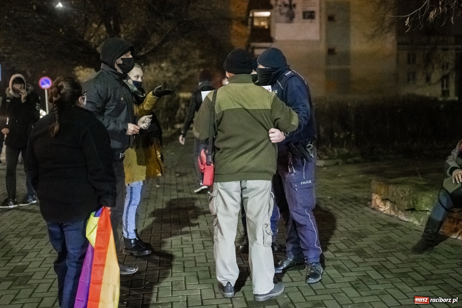 Zdjęcie w galerii na portalu naszraciborz.pl: Protest w Raciborzu. Uczestnicy spacerowali wokół skrzyżowania przy sądzie [FOTO i WIDEO] wiadomości z regionu
