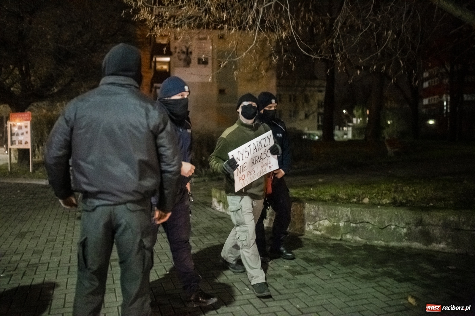 Zdjęcie w galerii na portalu naszraciborz.pl: Protest w Raciborzu. Uczestnicy spacerowali wokół skrzyżowania przy sądzie [FOTO i WIDEO] wiadomości z regionu