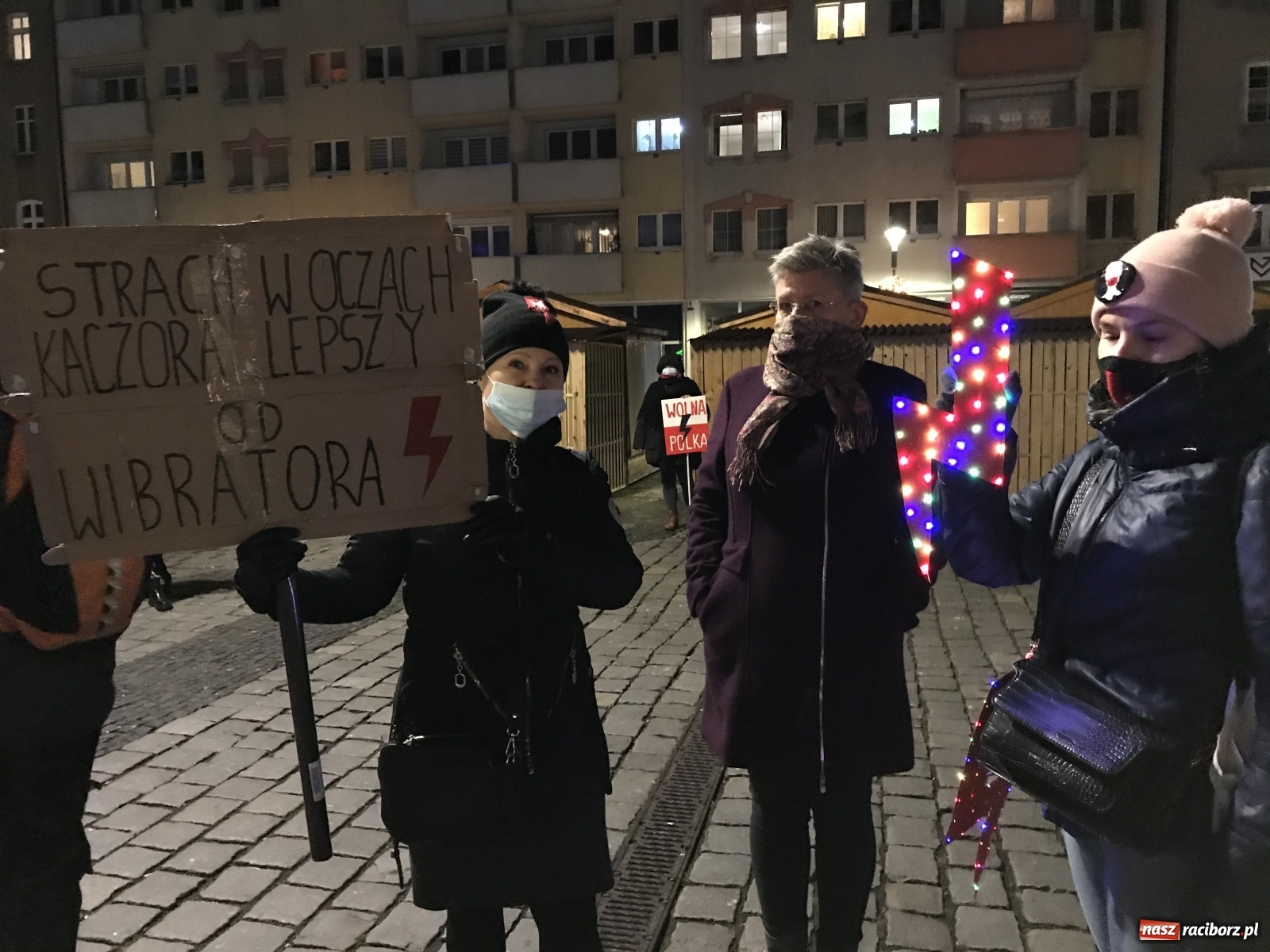 Zdjęcie w galerii na portalu naszraciborz.pl: Protest w Raciborzu. Uczestnicy spacerowali wokół skrzyżowania przy sądzie [FOTO i WIDEO] wiadomości z regionu