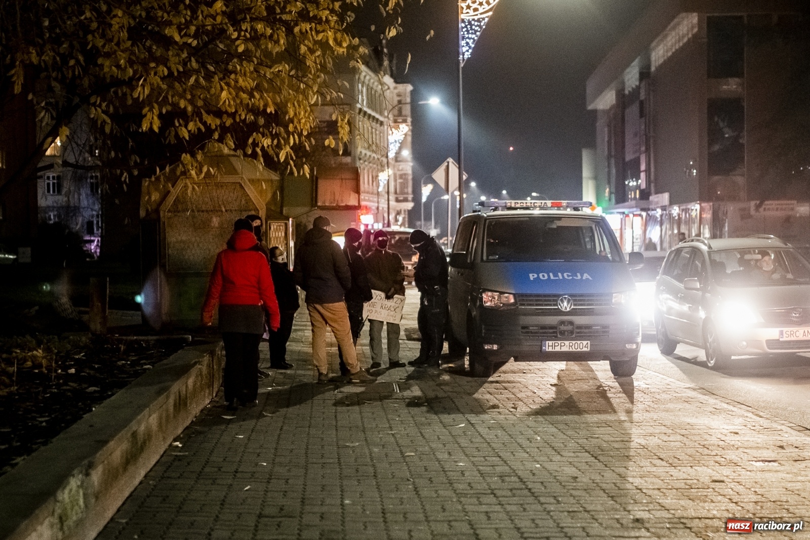 Zdjęcie w galerii na portalu naszraciborz.pl: Protest w Raciborzu. Uczestnicy spacerowali wokół skrzyżowania przy sądzie [FOTO i WIDEO] wiadomości z regionu