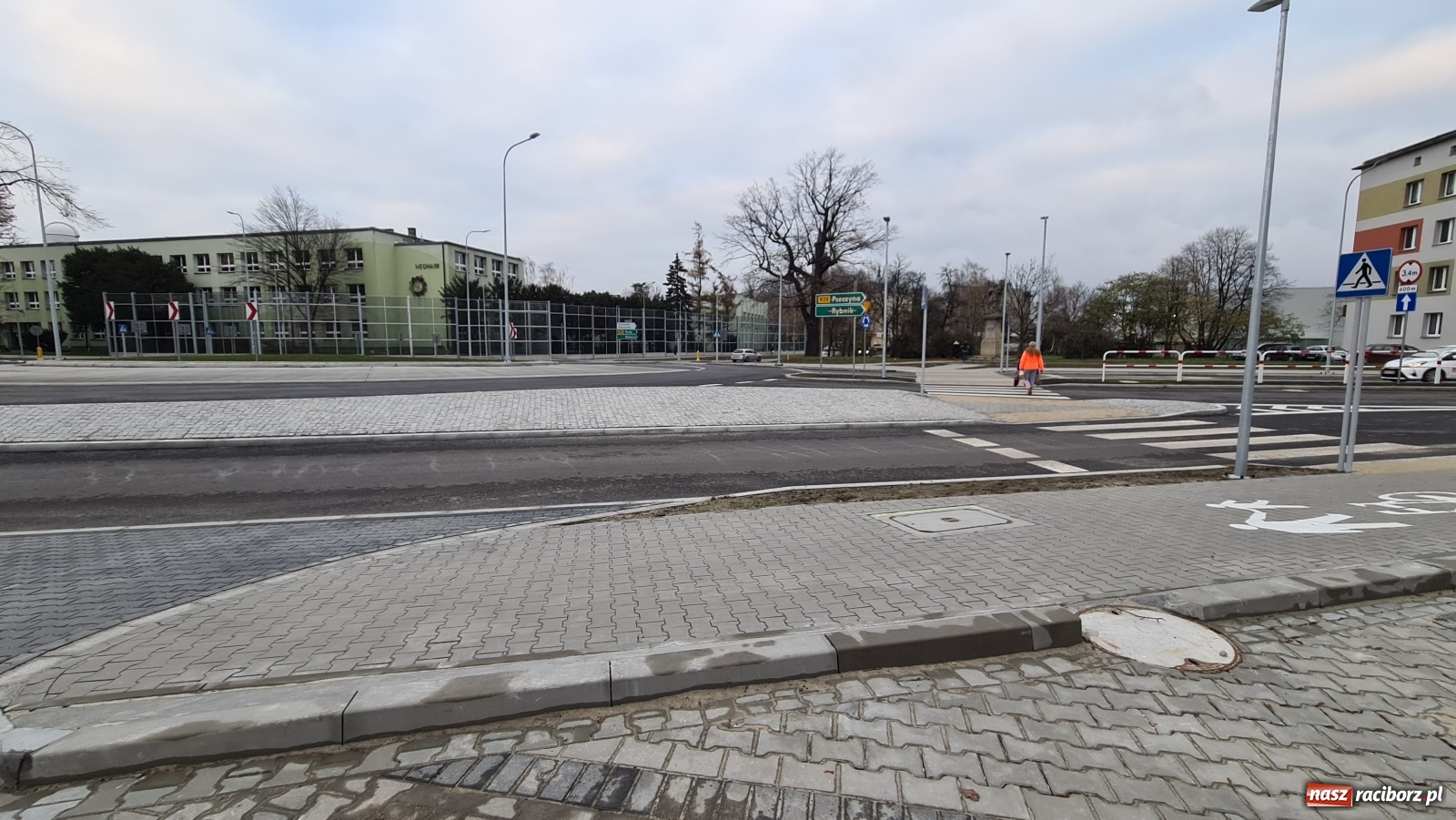 Zdjęcie w galerii na portalu naszraciborz.pl: Nowe rondo przy Mechaniku. Policja nie odnotowała żadnych zdarzeń wiadomości z regionu