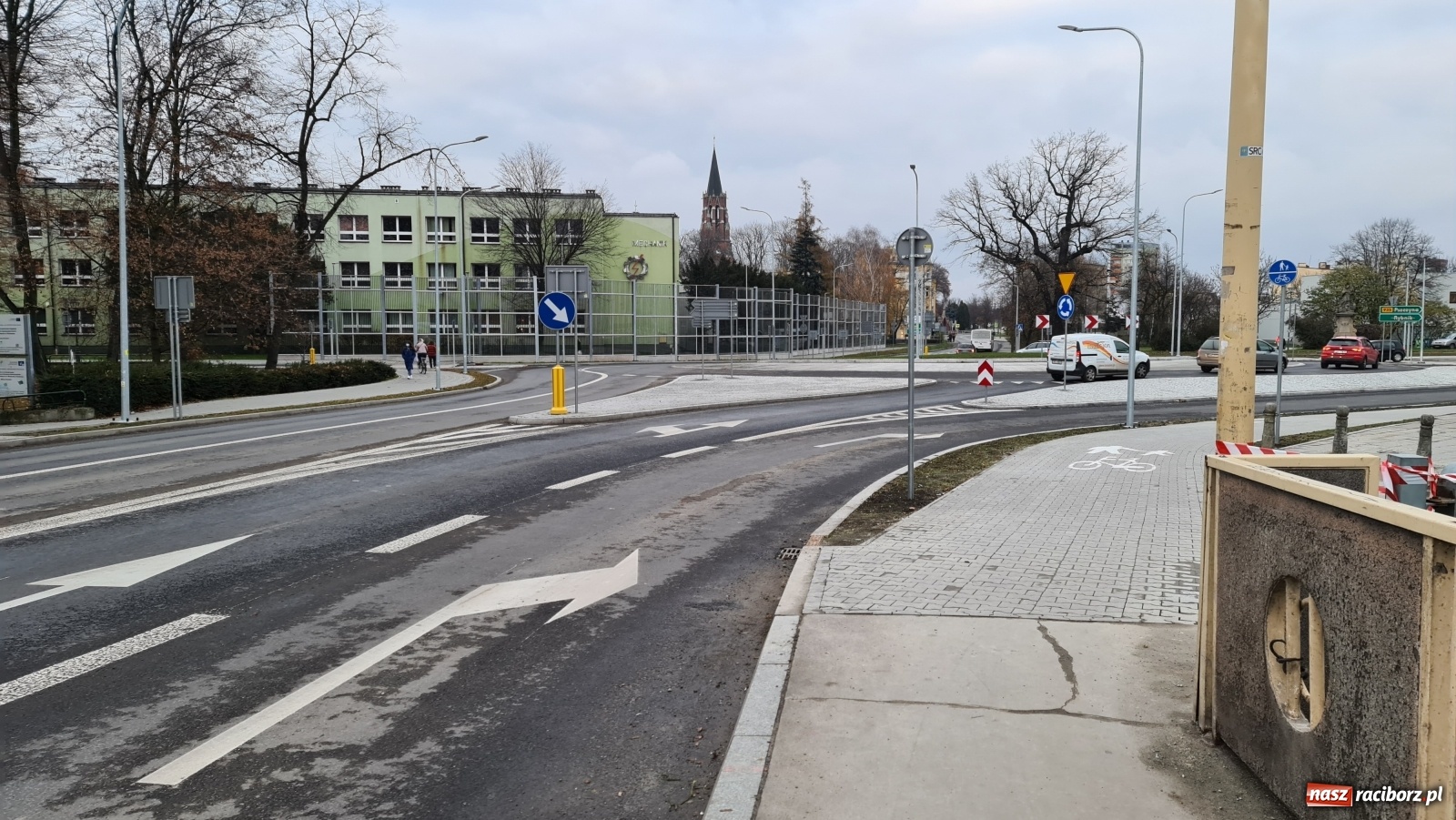 Zdjęcie w galerii na portalu naszraciborz.pl: Nowe rondo przy Mechaniku. Policja nie odnotowała żadnych zdarzeń wiadomości z regionu