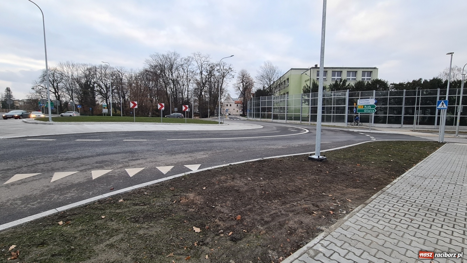 Zdjęcie w galerii na portalu naszraciborz.pl: Nowe rondo przy Mechaniku. Policja nie odnotowała żadnych zdarzeń wiadomości z regionu